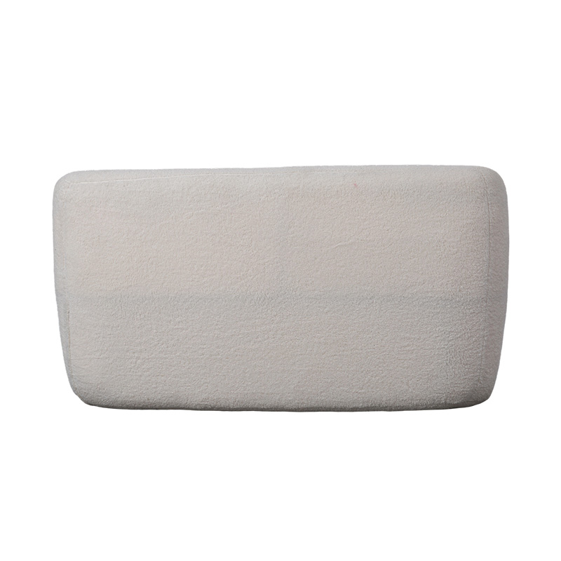Abgerundetes Doppelsofa aus cremefarbenem Kunst-Sherpa-Stoff für einen gemütlichen Look