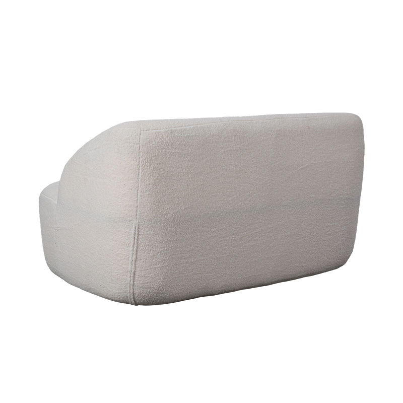 Abgerundetes Doppelsofa aus cremefarbenem Kunst-Sherpa-Stoff für einen gemütlichen Look