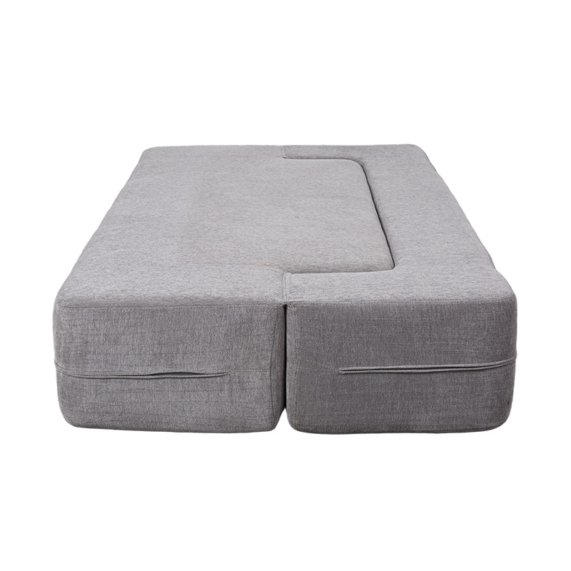 Umwandelbares multifunktionales Schlafsofa aus hellgrauem Samt mit Kissen Umwandelbares multifunktionales Schlafsofa aus hellgrauem Samt mit Kissen