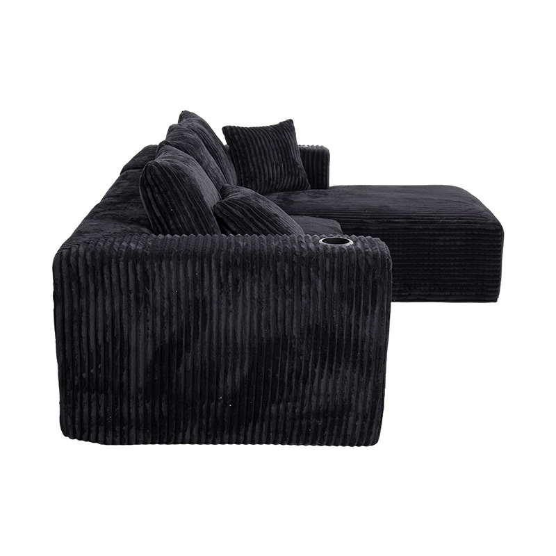 Großes L-förmiges Ecksofa aus schwarzem Cord mit Vollschaummodulen, mehreren Kissen und integrierten Getränkehaltern Großes L-förmiges Ecksofa aus schwarzem Cord mit Vollschaummodulen, mehreren Kissen und integrierten Getränkehaltern